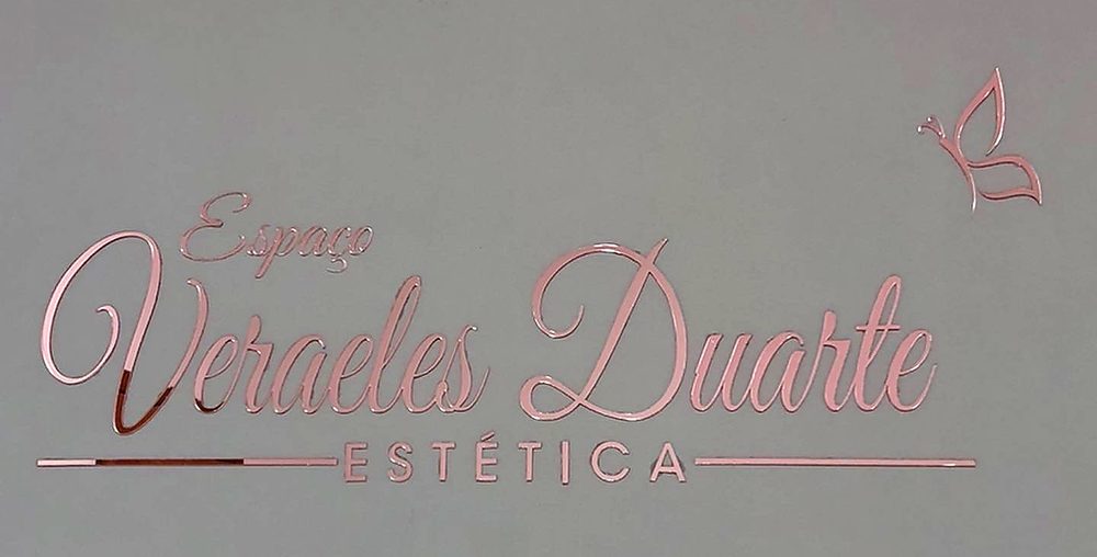 Letreiro espelhado em rose gold com o nome Veraeles Duarte Estética